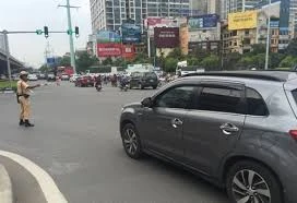 Bi hài xử lý xe biển trắng gắn phù hiệu Bộ Công an