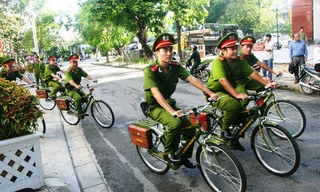 Hình ảnh chiến sĩ cảnh sát khu vực gắn với chiếc xe đạp qua các nẻo phố phường tạo cảm giác gần gũi, thân thiện trong dân chúng. Ảnh: Ngọc Văn 