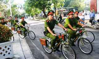 Hình ảnh chiến sĩ cảnh sát khu vực gắn với chiếc xe đạp qua các nẻo phố phường tạo cảm giác gần gũi, thân thiện trong dân chúng. Ảnh: Ngọc Văn 