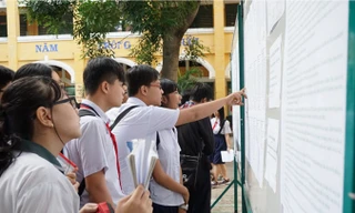 Học sinh xem kết quả điểm thi lớp 10 . Ảnh: Hồng Vĩnh.