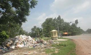 Bãi rác ven quốc lộ