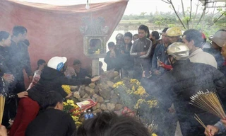 Hương khói nghi ngút đêm ngày trên ngôi mộ có hai con rắn.