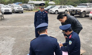 Đại diện cho bãi đất trông xe lậu bị TTGT lập biên bản và thừa nhận vi phạm.