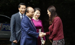 Thủ tướng New Zealand Jacinda Andern chào đón Thủ tướng Nguyễn Xuân Phúc và phu nhân trưa 13/3 (giờ địa phương). Ảnh: TTXVN.