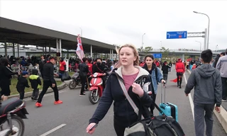 Nhiều khách quốc tế hốt hoảng lo lỡ chuyến bay nối chuyến. Ảnh: Lê Hữu Việt.