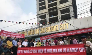 Người dân căng băng rôn phản đối chủ đầu tư Bright City.