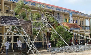 Nhà sập đang được dọn. Ảnh: Ngọc Duyên