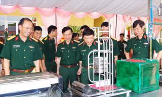 Các đại biểu về dự tọa đàm tham quan khu trưng bày sáng kiến, cải tiến mô hình học cụ phục vụ nhiệm vụ huấn luyện và sản phẩm tăng gia của Sư đoàn 395, Quân khu 3.