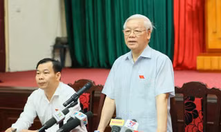 Tổng Bí thư Nguyễn Phú Trọng phát biểu trong buổi tiếp xúc cử tri tại UBND quận Thanh Xuân - Hà Nội. Ảnh: Như Ý.