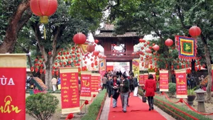 Người Việt rất yêu thơ nên cuộc thi thơ nào cũng thu hút nhiều người tham gia.