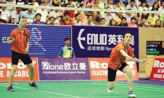 Vũ Thị Trang (phải) và Nguyễn Thị Sen đã có trận thắng quyết định giúp ĐT cầu lông Việt Nam giành chiến thắng danh dự trước ĐT Philippines. Ảnh T.Vũ