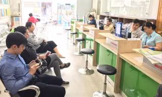 Người dân đến UBND phường Bến Thành làm thủ tục hành chính. Ảnh: Văn Minh.