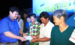 Lãnh đạo Cty Nhiệt điện Duyên Hải tặng quà cho Mẹ Việt Nam anh hùng, gia đình chính sách.