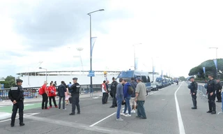 Con đường dẫn vào sân vận động Toulouse được lực lượng an ninh bảo vệ nghiêm ngặt cả ngày đêm. Ảnh: M.Q