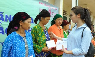 Hoa hậu Đỗ Mỹ Linh trao quà cho các hộ dân bị lũ cuốn mất nhà tại xã Lùng Tám.