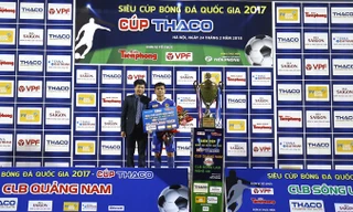 Cầu thủ Đinh Thanh Trung nhận giải thưởng “Cầu thủ xuất sắc nhất” trận tranh Siêu Cúp Quốc gia.