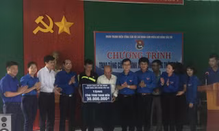 Tặng công trình thanh niên cho xã Sơn Hà. Ảnh: Duy Chiến.