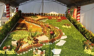 Bản đồ Việt Nam được làm bằng các loại trái cây. Trên bản đồ thể hiện rõ hai quần đảo Hoàng Sa và Trường Sa của Việt Nam. Ảnh: Dân Việt.