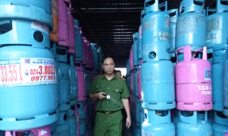 Công an huyện Mỹ Hào, Hưng Yên kiểm tra việc chiếm giữ trái phép vỏ bình gas tại kho hàng Dị Sử, Mỹ Hào. Ảnh: M.Đ.