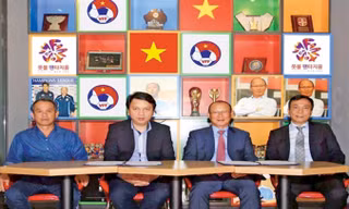 HLV Park Hang-seo (thứ 2 bên phải) sẽ là HLV ngoại đầu tiên có trợ lý đồng hương khi làm việc cùng ĐTVN. Ảnh: Đoàn Nhật.