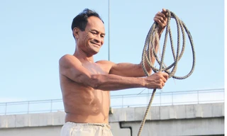 Ông Ba Chúc với cuộn dây dài dùng để cứu người.