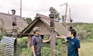 Tượng mộc nhân trước mộ tượng trưng người sống đang đứng canh giấc ngủ ngàn thu của người đã khuất.