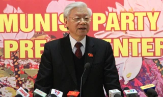 Tổng Bí thư Nguyễn Phú Trọng tại buổi họp báo ngày 28/1. Tổng Bí thư nhấn mạnh, phải kiên trì, kiên quyết thực hiện Nghị quyết Trung ương 4 (khóa XI) về xây dựng Đảng, nhất là các giải pháp về công tác cán bộ, phát huy trách nhiệm của người đứng đầu, tăng