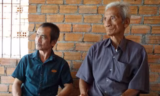 Ông Huỳnh Văn Nén (trái) và bố là ông Huỳnh Văn Truyện, người gần 18 năm bền bỉ kêu oan cho con.