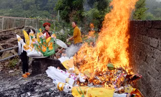 Việc đốt vàng mã tràn lan vừa lãng phí, vừa gây ô nhiễm môi trường. Ảnh: Hồng Vĩnh.