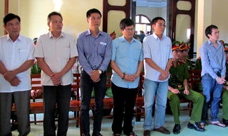 Các bị cáo Hoàn, Quyền, Huy, Quang, Mẫn, Thảo Thành tại phiên tòa (từ trái qua)