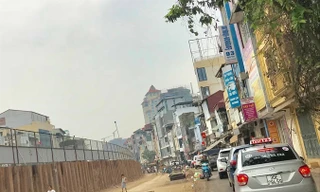 Đê Nghi Tàm thường xuyên tắc đường sau khi thi công hạ đê. Ảnh: Minh Tuấn.