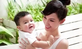 MC Quỳnh Chi và con trai.