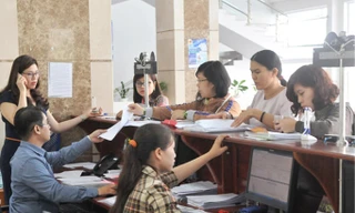 Người dân TPHCM làm thủ tục hành chính.