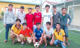 Thành viên của đội bóng đặc biệt này là những người khuyết tật về nghe-nói. Ảnh:N T