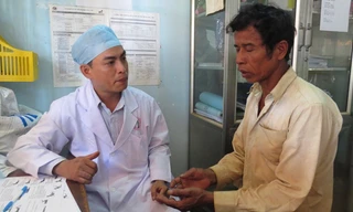 Bác sĩ đang khám bệnh cho người dân xã Hưng Phước