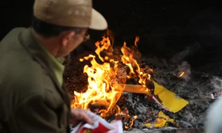 Hóa vàng mã tại đền, chùa là việc phổ biến. Ảnh: Như Ý.