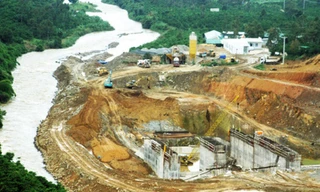 Công trình thủy điện thu hẹp dòng chảy sông Đại Bình.