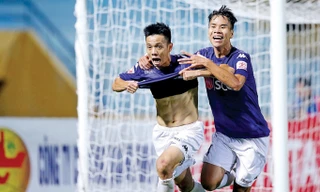 Đinh Thanh Trung (Quảng Nam) và Văn Quyết (Hà Nội) là 2 ứng viên sáng giá nhất cho danh hiệu Quả bóng vàng 2017. Ảnh: VSI.