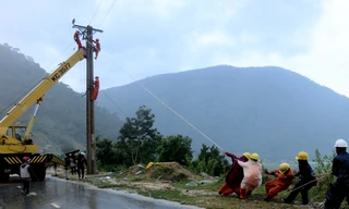 Ngày 10/10, Công ty Điện lực Ninh Thuận khắc phục sự cố ngã đổ đường dây 22 kV, thuộc địa phận xã Phước Bình, huyện miền núi Bác Ái.