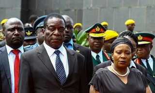 Ông Emmerson Mnangagwa và phu nhân trong một buổi tiệc đầu năm 2017. Ông yêu thích đội bóng Chelsea, ngưỡng mộ cựu tiền đạo Didier Drogba. Ảnh: Getty Images.