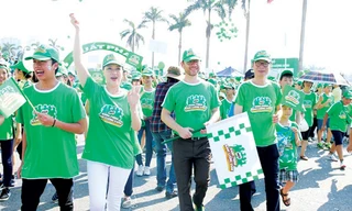 Đại diện nhãn hàng MILO đi bộ đồng hành cùng học sinh và phụ huynh