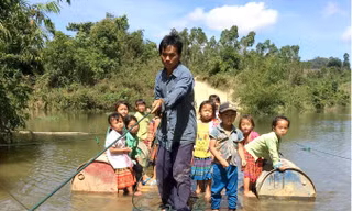 Người dân, trẻ nhỏ Ea Rớt trên chiếc bè tạm.