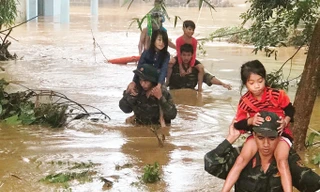 Bộ đội Sư đoàn 316 (Quân khu 2) đưa các em nhỏ ở thị xã Nghĩa Lộ, tỉnh Yên Bái ra khỏi vùng ngập lụt. Ảnh: H.S.