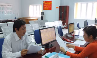 Thay vì ôm cả cục tiền ra ngân hàng, người dân có thể nộp thuế điện tử bất cứ nơi đâu. Ảnh: Đức Huy