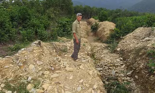 Đất ông Túy bị xã đào hào phân chia.