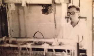 Cụ Đặng Xuân Quát bên khung cửi dệt.