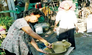 Người Khmer đang nắn nồi đất. Ảnh: Tùng Huyên