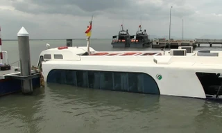 Tàu cao tốc bị chìm khi đang chở khách.