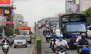 Giờ cao điểm xe lưu thông trên cầu vượt rất đông, khi xảy ra va chạm rất dễ bị văng xuống dưới. Ảnh: Ngô Bình.