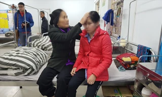 Bà Hiền đang chăm sóc con bị trầm cảm vì sử dụng điện thoại, lướt Facebook quá nhiều. Ảnh: Bình Minh.